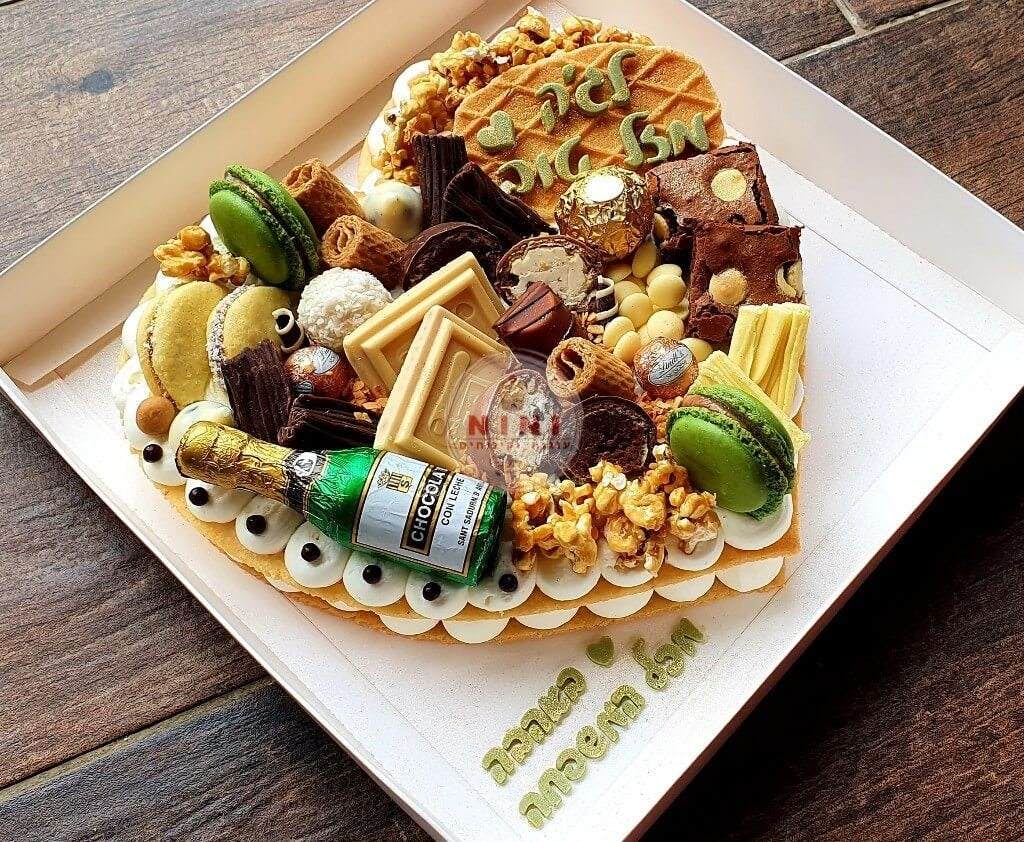 עוגת מספרים לב ירקרקה - בתוספת שוקולד מובחר, אלפחורס ענבים ומקרונים ירוקים