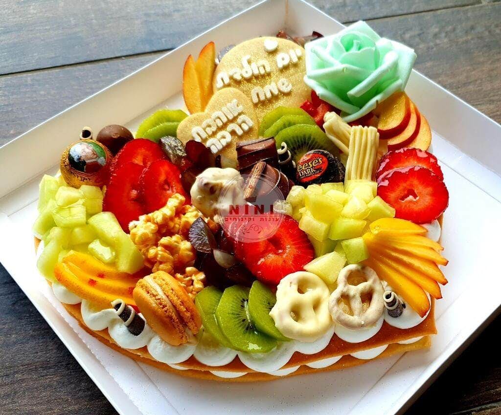 עוגת מספרים לב ליום הולדת - בתוספת תותים, מלון, אפרסק, ענבים ומקרונים כתומים