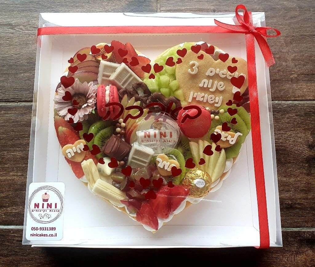 עוגת מספרים לב ליום נישואין - בתוספת קיווי, מלון, תותים ומקרונים אדומים