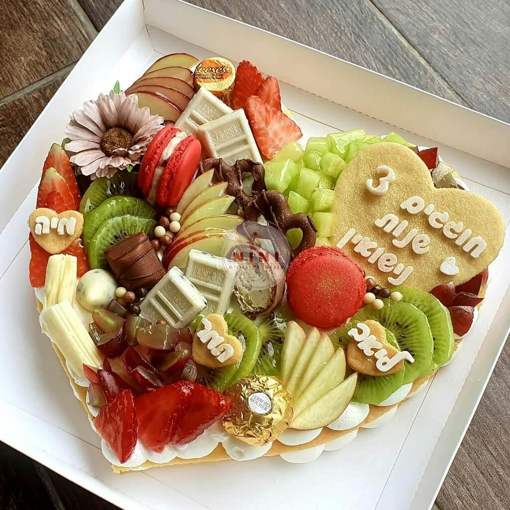 עוגת מספרים לב ליום נישואין - בתוספת קיווי, מלון, תותים ומקרונים אדומים