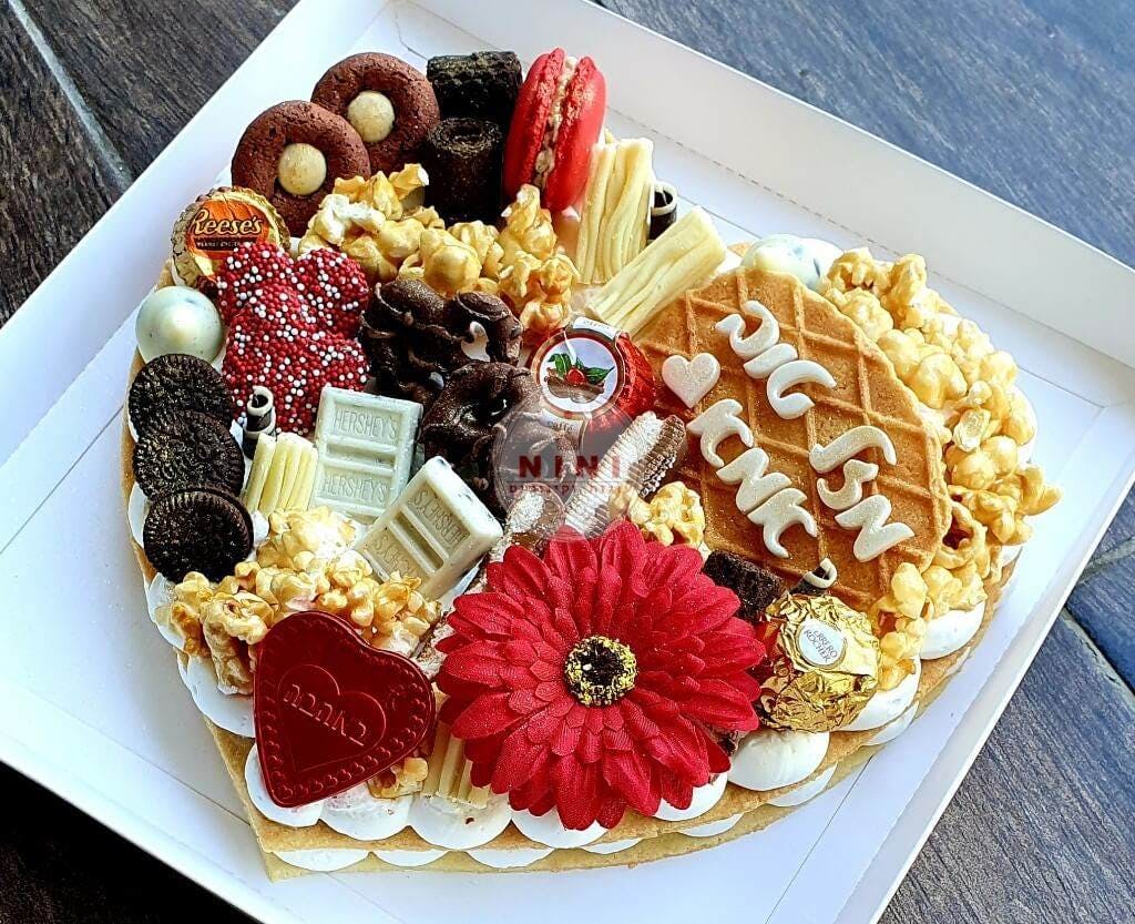 עוגת מספרים לב אדומה - עם קרם וניל מסקרפונה, עם שוקולד מובחר, בתוספת מקרונים ופרחים אדומים