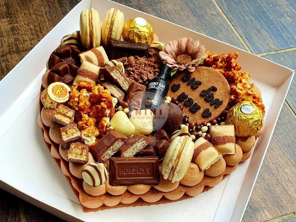 עוגת מספרים לב - שתי שכבות בצק פריך קקאו במילוי גנאש שוקולד מוקצף עם שוקולד מובחר 
בתוספת מקרונים והקדשה אישית