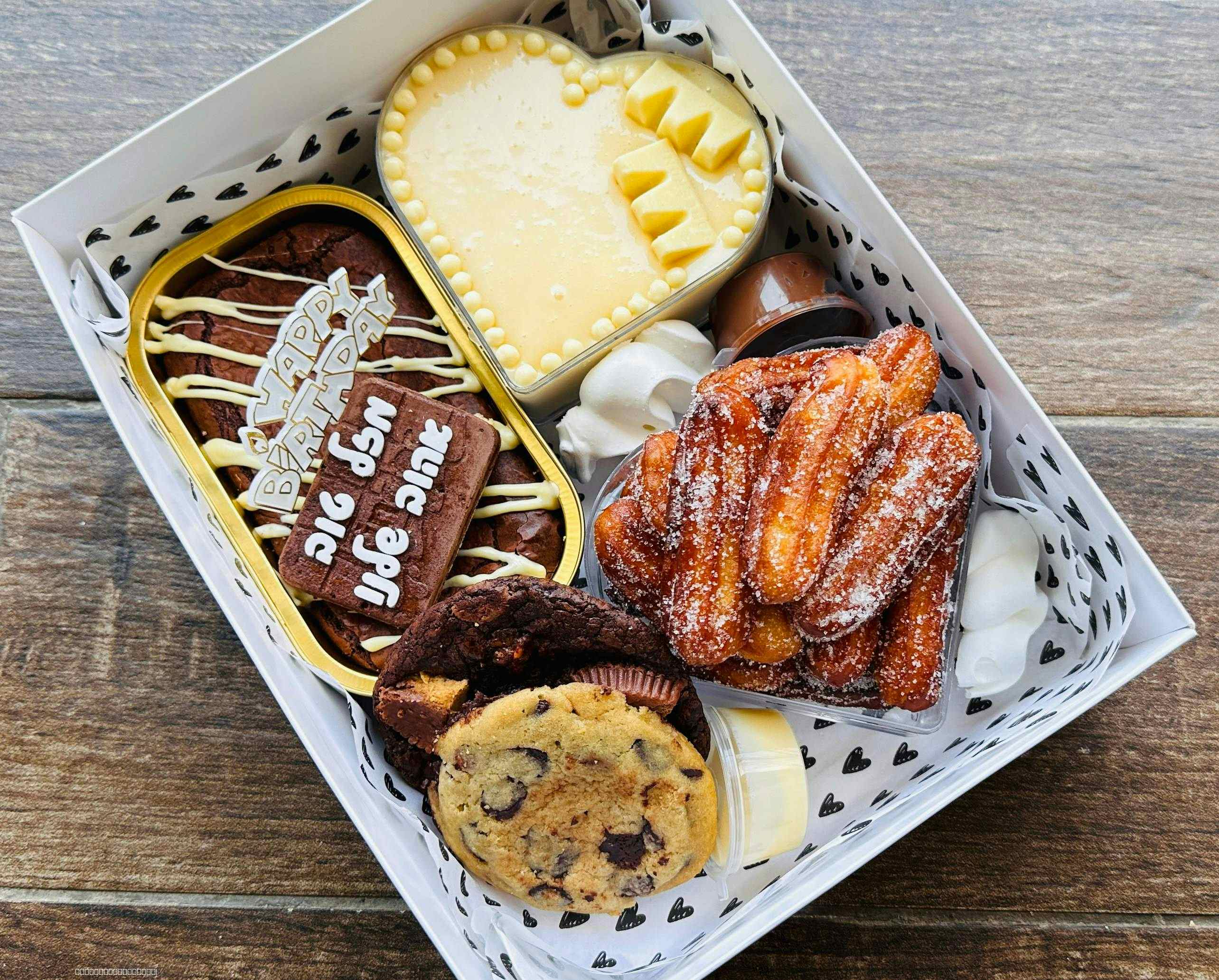 מארז קינוחים שוקולדי - בראוניז מושחת, צ׳ורוס
עוגיות שוקוצ׳יפס ומוס בקופסת לב זוגית