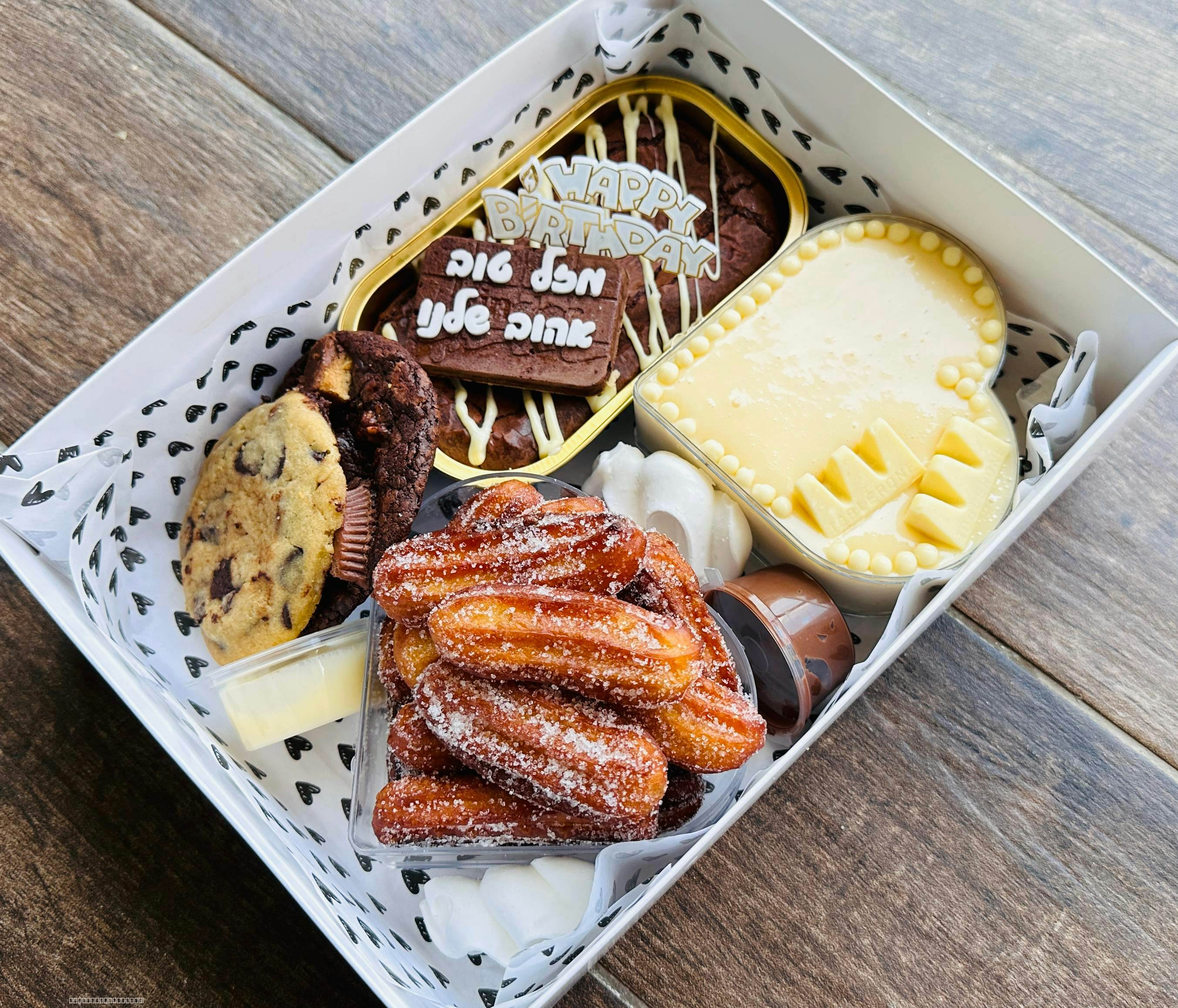 מארז קינוחים שוקולדי - בראוניז מושחת, צ׳ורוס
עוגיות שוקוצ׳יפס ומוס בקופסת לב זוגית