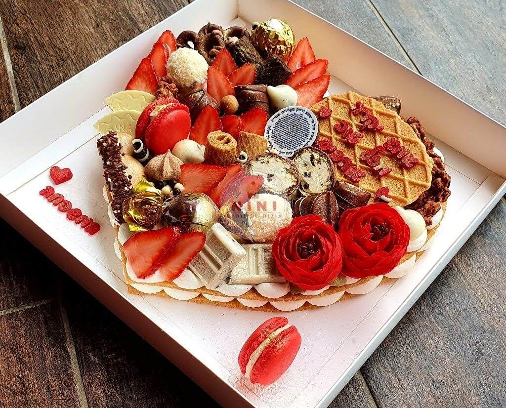 עוגת מספרים לב אדומה -  מלאה בתותים בתוספת שוקולד מובחר בתוספת מקרונים אדומים, פופקורן מקורמל והקדשה אישית.