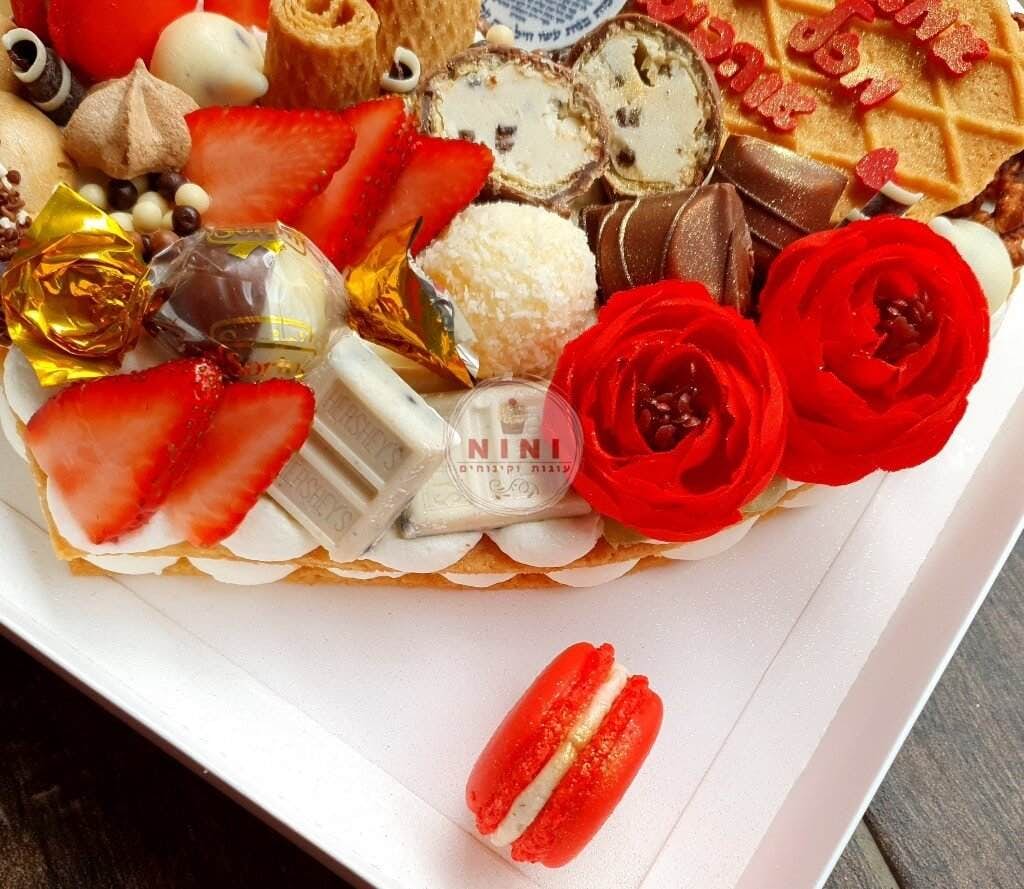 עוגת מספרים לב אדומה -  מלאה בתותים בתוספת שוקולד מובחר בתוספת מקרונים אדומים, פופקורן מקורמל והקדשה אישית.