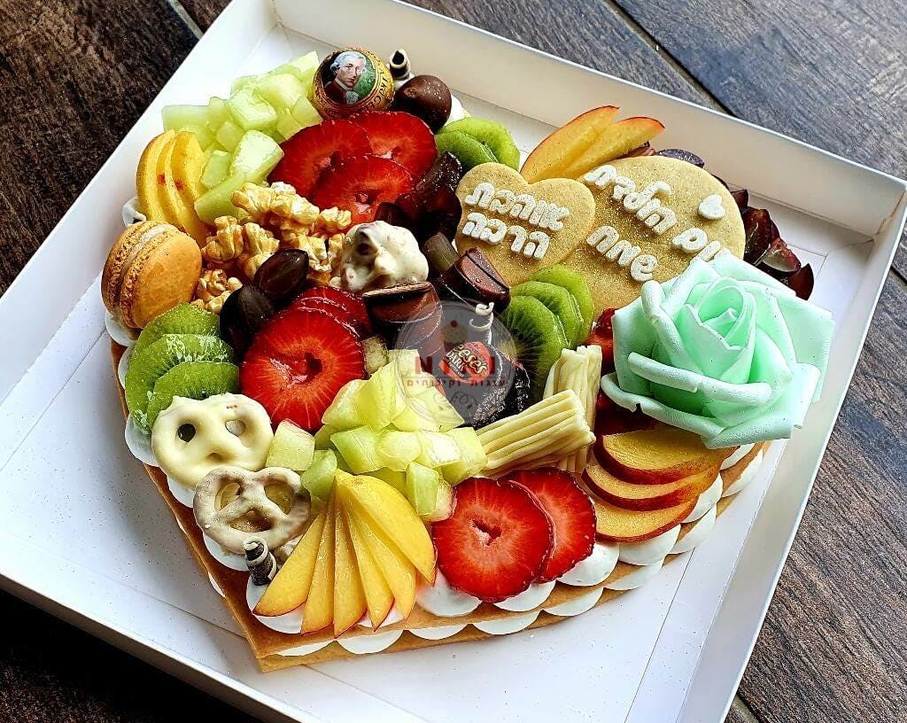 עוגת מספרים לב ליום הולדת - בתוספת תותים, מלון, אפרסק, ענבים ומקרונים כתומים