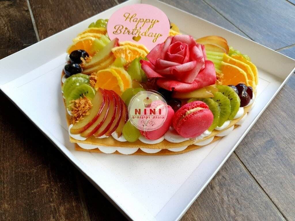 עוגת מספרים לב ורדרדה - בתוספת ענבים, תפוזים, אפרסק, ענבים ומקרונים ורודים