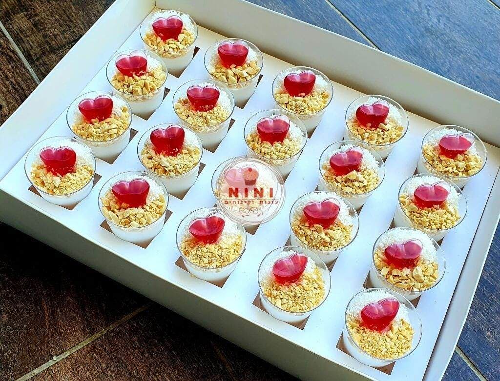 מארז קינוחי כוסות - מלבי פרווה עם קוקוס, בוטנים ורוטב מי ורדים אדום