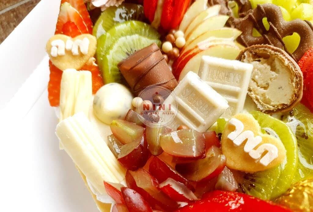 עוגת מספרים לב עם קרם וניל מסקרפונה, שוקולד מובחר, פירות טריים ומקרונים והקדשה