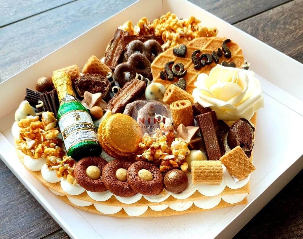 עוגת מספרים לב עם ליקר שוקולד - עם עוגיות שוקולד צ'יפס, פופקורן מקורמל ומקרונים מוזהבים