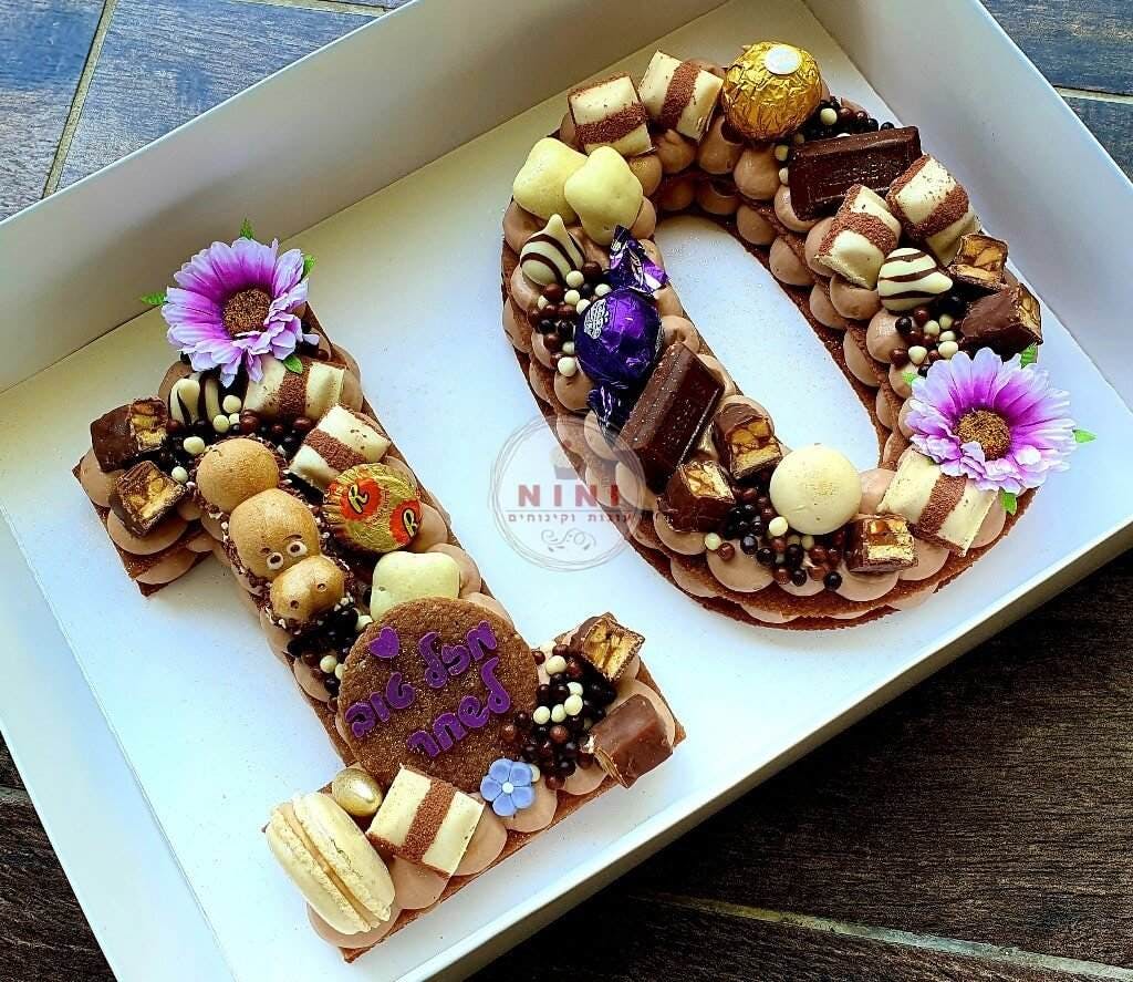 עוגת מספרים 10 - שתי שכבות בצק פריך קקאו במילוי גנאש שוקולד מוקצף עם שוקולד מובחר 
בתוספת מקרונים והקדשה אישית