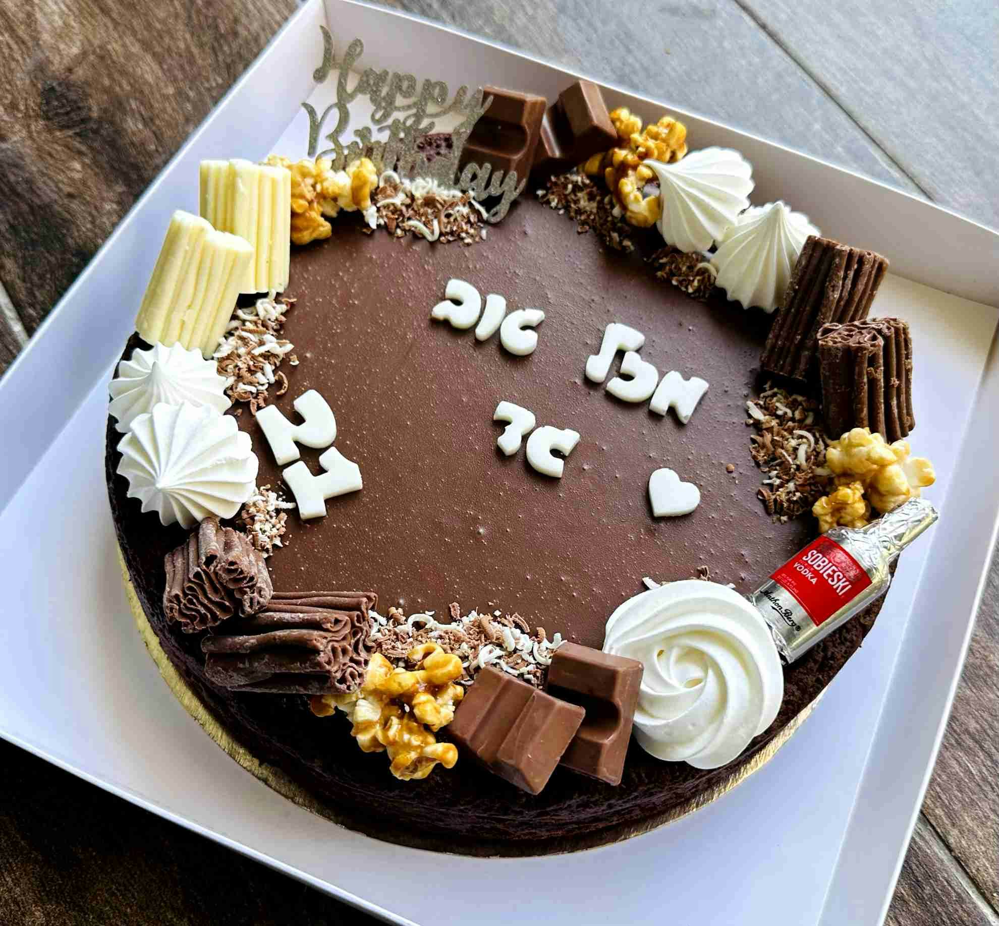 עוגת פאדג׳ עסיסית ושוקולדית
ללא קמח **מכילה שקדים
עם גנאש שוקולד בלגי
קישוטי שוקולד ופינוקים