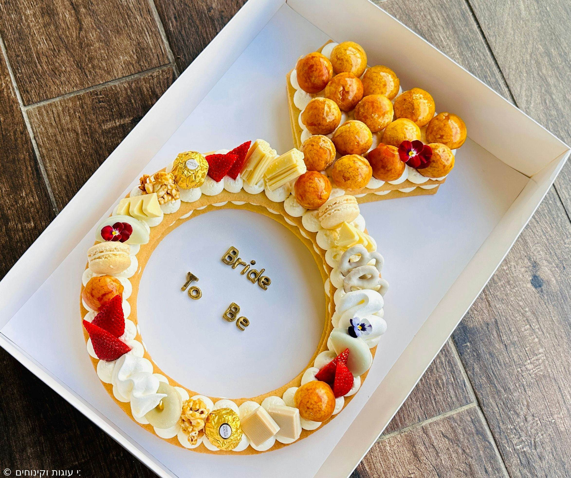 עוגת מספרים טבעת - בצק פריך שקדים, קרם וניל מסקרפונה, תותים, שוקולד לבן ופחזניות קראמבל עם קרמל