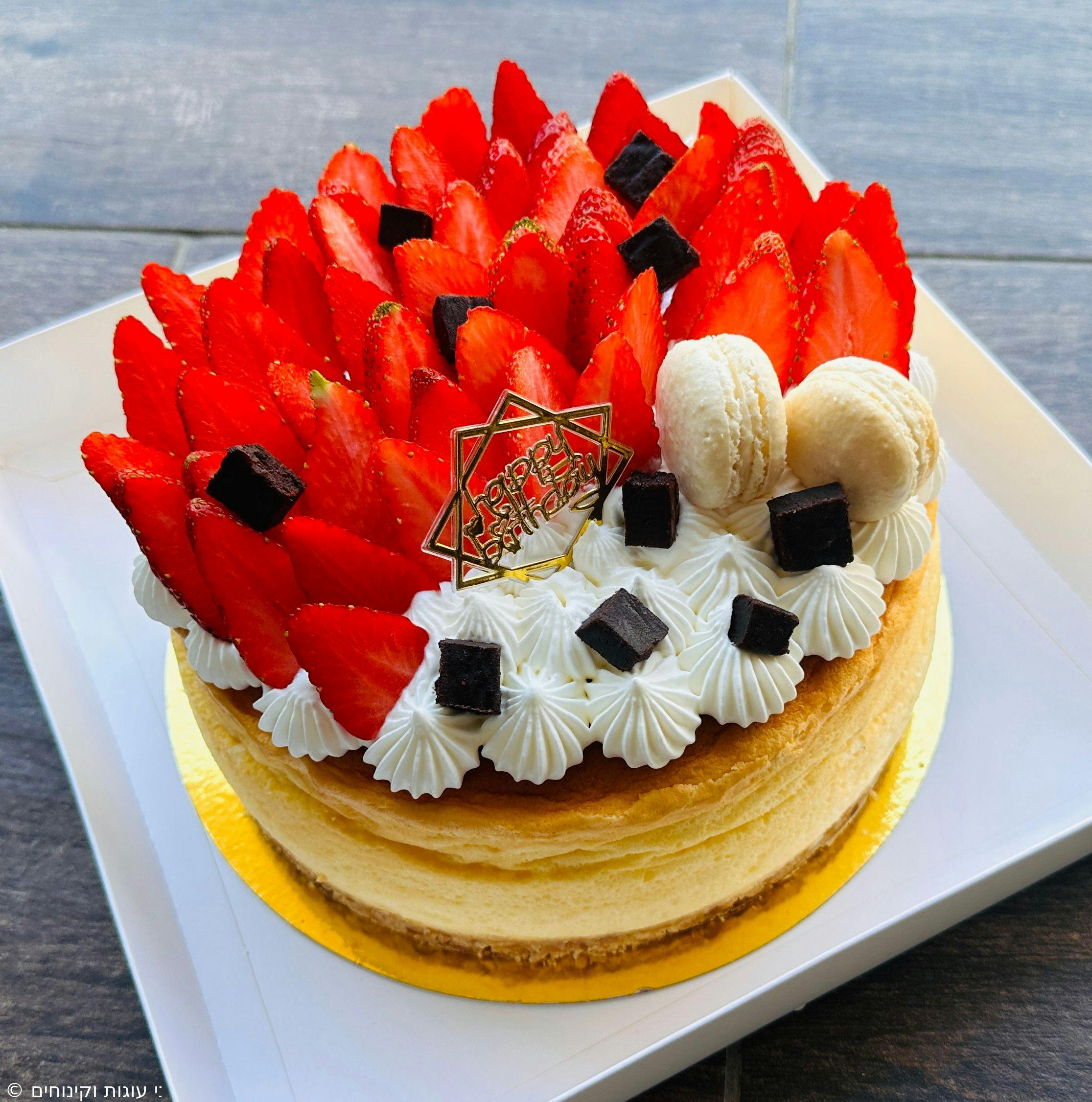 עוגת גבינה אפויה - עם קרם מסקרפונה
תותים ושלט יום הולדת שמח מנצנץ