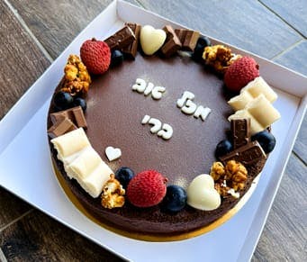 עוגת פאדג׳ שוקולד - עם גנאש שוקולד בלגי ליצ'י, אוכמניות, פופקורן מקורמל ועוד